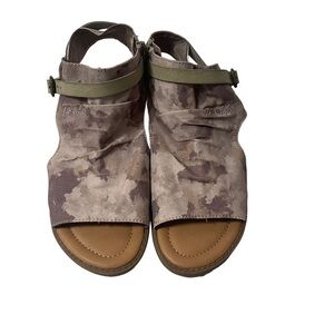 Blow Fish Camouflage Open Toe Flat Shoes Size 7